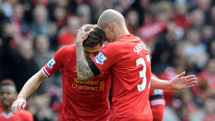 Martin Škrtel oslavuje so spoluhráčom Stevenom Gerrardom. (archív)