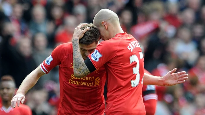 Martin Škrtel oslavuje so spoluhráčom Stevenom Gerrardom. (archív)