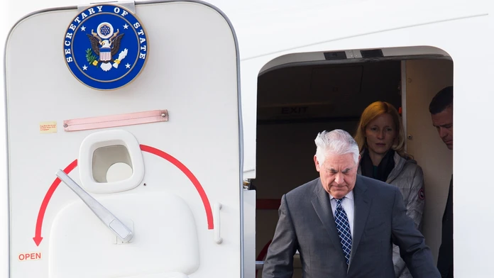Americký minister zahraničných vecí Rex Tillerson vystupuje z lietadla.