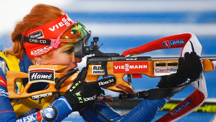 Česká biatlonistka Gabriela Soukalová na biatlonovej strelnici. 