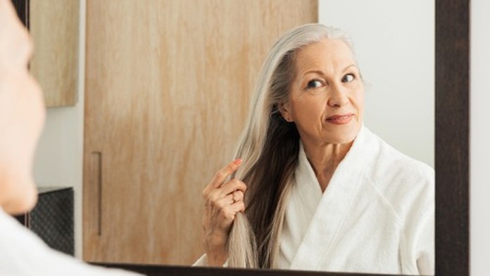 Šedivé vlasy nemusia byť len znakom starnutia. Môžu nás chrániť pred vážnym ochorením