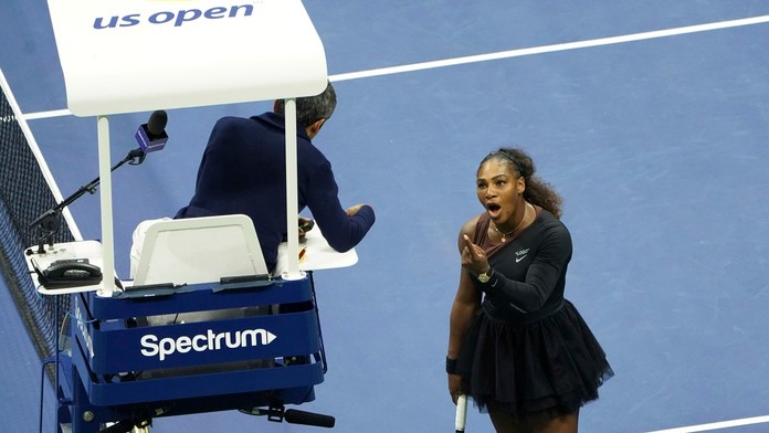 Serena Williamsová sa háda s rozhodcom.