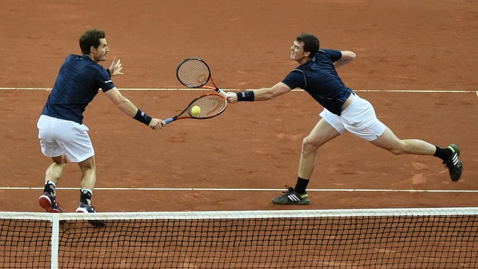 Britskí bratia Andy Murray (vľavo), Jamie Murray vracajú loptičku belgickému páru Steve Darcis, David Goffin vo štvorhre finále 