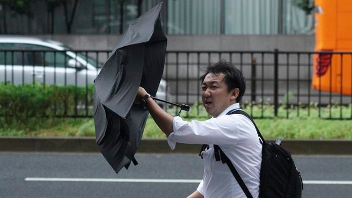 K Japonsku sa priblížil silný tajfún Šan-šan.