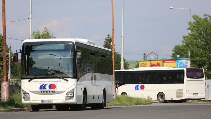 Od roku 2026 budú mnohí seniori cestovať zadarmo len s kartou. Kto si ju nevybaví, zaplatí