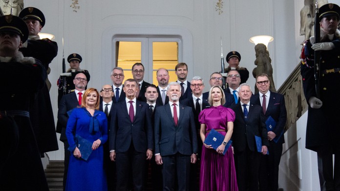 FOTO: Fiala odovzdal Babišovi úrad. Kto si sadá na ministerské stoličky?