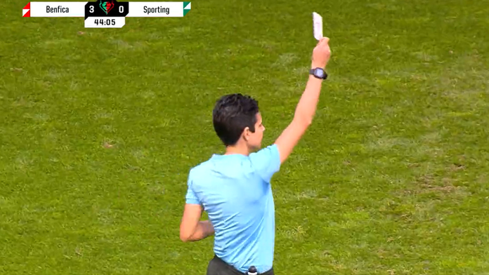 VIDEO: Rozhodkyňa prvý raz v histórii futbalu použila bielu kartu