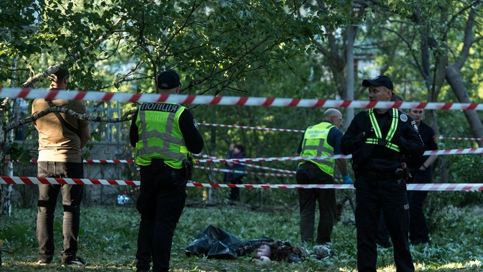 Na snímke zakryté mŕtve telo po útoku Rusov v Kyjeve.