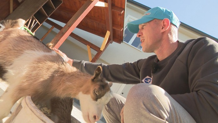 Tomi Kid Kovács na svojej farme.