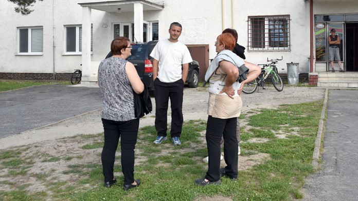 Evakuovaní obyvatelia pred kultúrnym domom v obci Velké Revištia.