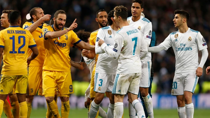 Cristiano Ronaldo sa háda s Gonzalom Higuainom.