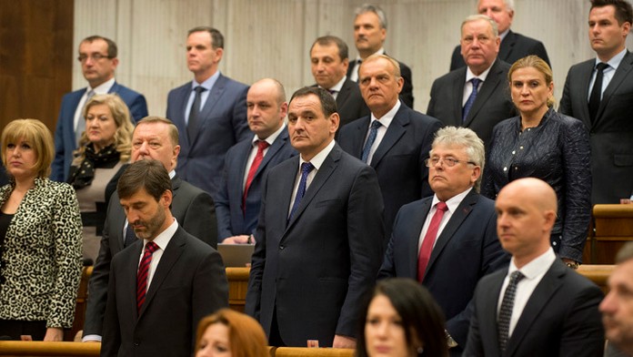 Na snímke poslanecké plénum Národnej rady SR počas minúty ticha za zosnulého poslanca Ondreja Bindera.