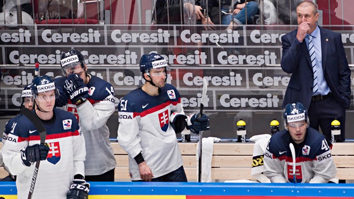 Striedačka po prehre s Bieloruskom - Zdeno Cíger a hráči Patrik Lušňák, Dominik Graňák, Andrej Meszároš a Peter Cehlárik.