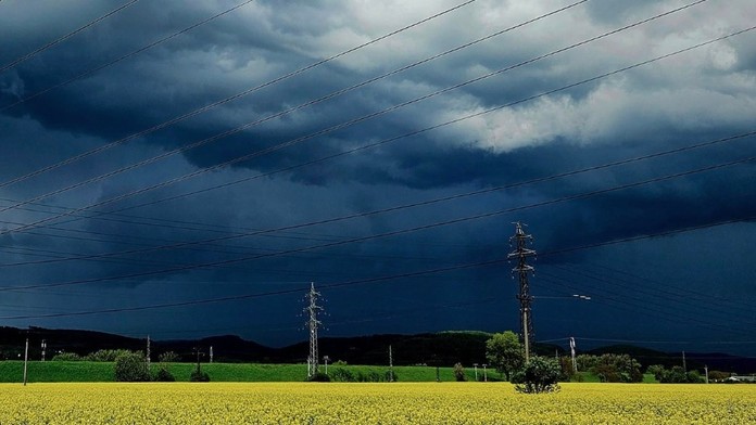 Na západe a severozápade hrozia silné búrky, zasiahli už východ Slovenska