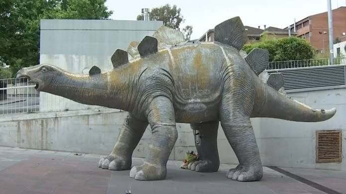 Vo figuríne dinosaura našli mŕtveho muža..jpg