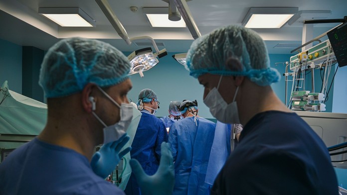 Povedali jej, že nemusí prežiť, už sa lúčila s rodinou. Zarážajúci omyl dvoch nemocníc zničil zdravej žene život