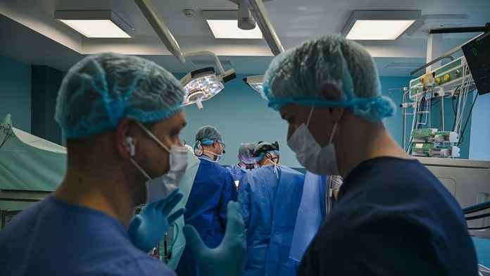 Povedali jej, že nemusí prežiť, už sa lúčila s rodinou. Zarážajúci omyl dvoch nemocníc zničil zdravej žene život