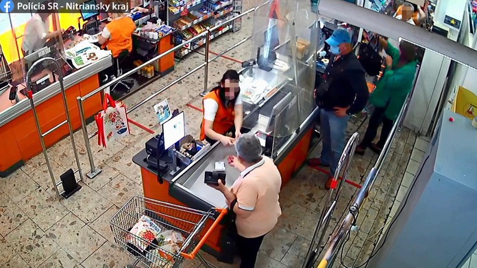 Predavačka ochotne rozmenila zákazníkovi bankovku. Sama prišla pri tom o peniaze