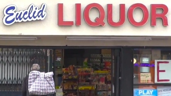 Bezdomovec nakupuje.