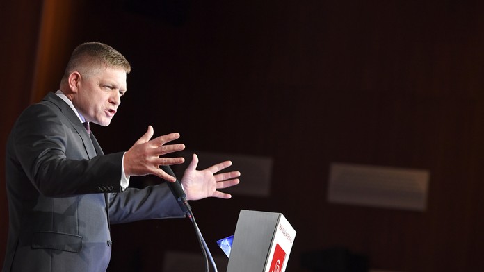 Hasiči pozorujú požiar na národnom parku Los Padres National Forest pri kalifornskom meste Ojai.