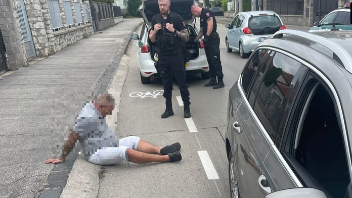 Zastavený muž v Trnave.