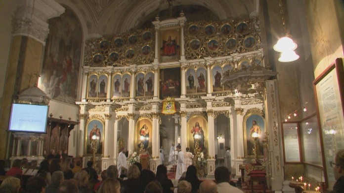 Veriaci počas nedeľnej omše.