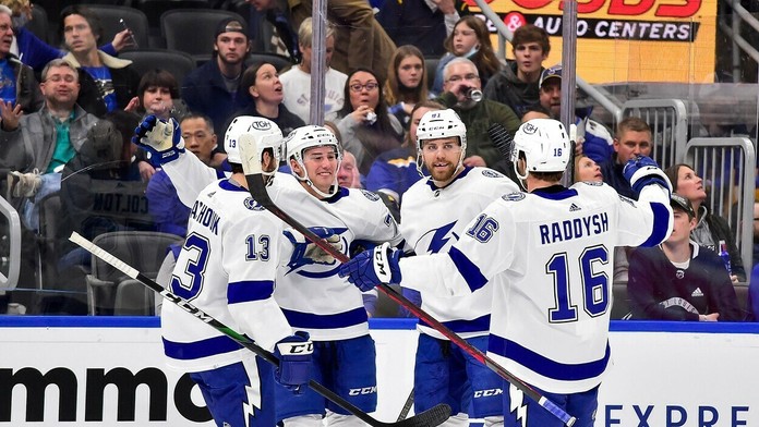 Erik Černák (druhý sprava) oslavuje so spoluhráčmi z Tampy gól proti St. Louis.