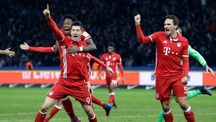 Lewandowski zachránil Bayernu bod v zápase s Pekaríkovou Herthou