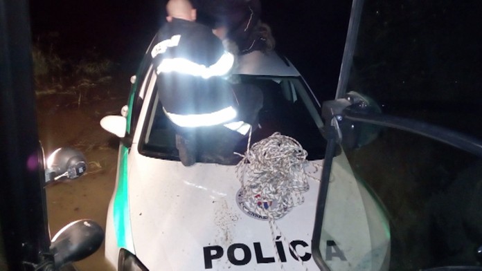 Policajné auto vo Váhu.