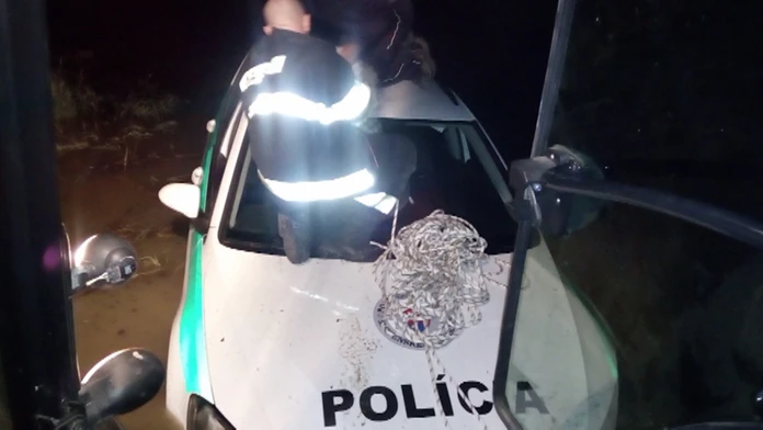 Policajné auto vo Váhu.