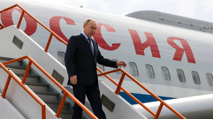 Na snímke ruský prezident Vladimir Putin vystupuje z lietadla.
