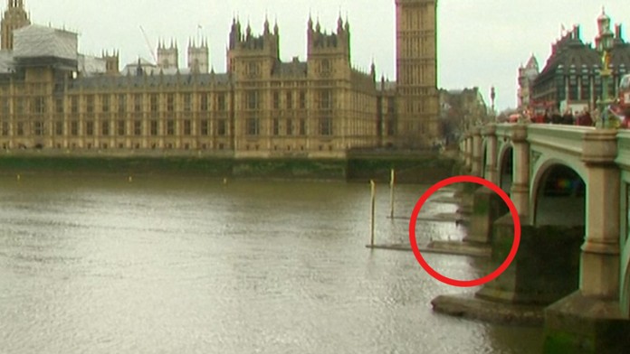 Žena pred útočníkom skočila z mosta