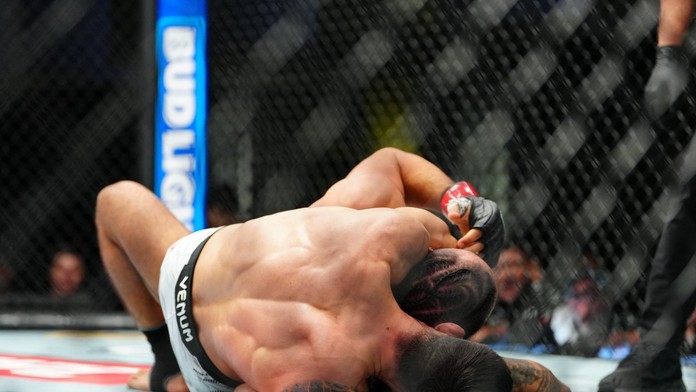 V pozícii favorita prehral podozrivo rýchlo. Otriasol svetom UFC stávkový podvod?