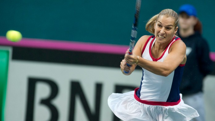 Dominika Cibulková odvracia loptičku Kimberly Birrellovej (Austrália) počas fedupového zápasu.