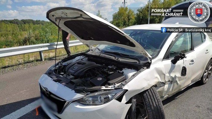 Motorkár sa zrazil s týmto osobným autom.