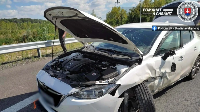 Motorkár sa zrazil s týmto osobným autom.