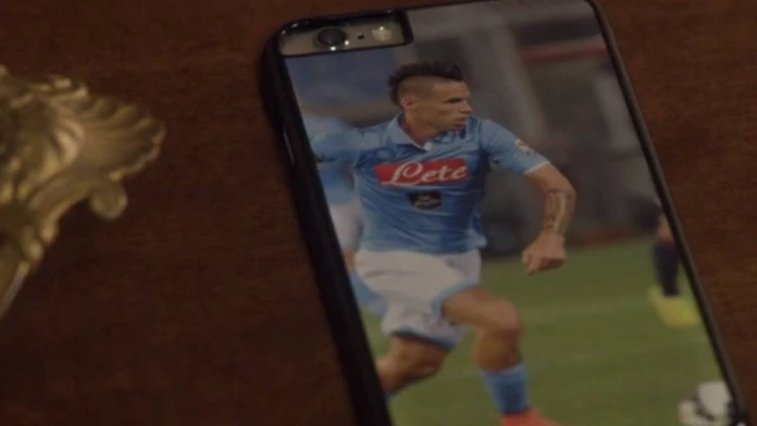 Marek Hamšík na mobile v seriáli Mladý pápež.