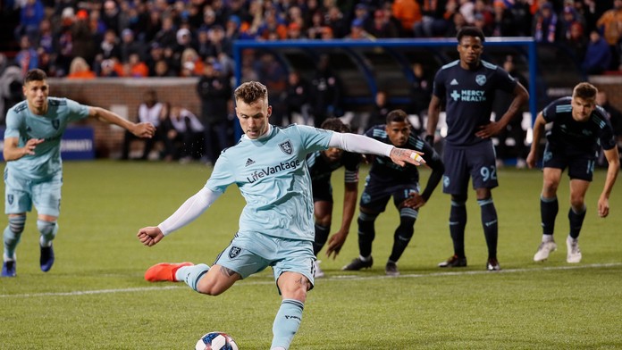 Albert Rusnák z Real Salt Lake strieľa gól v dueli proti Cincinnati.