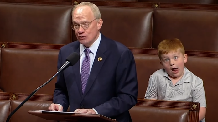 VIDEO: Republikánsky kongresman vášnivo bránil Trumpa. Syn si zatiaľ za jeho chrbtom urobil vlastnú šou