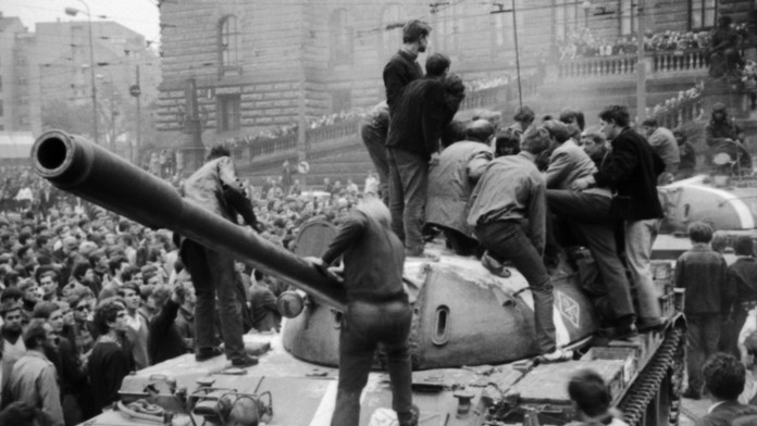 Maďarsko malo v roku 1968 využiť okupáciu a anektovať južné Slovensko, píše maďarský denník