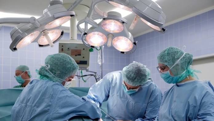 Banálna plastická operácia dopadla tragicky. Krátko po anestézii sa žene zastavilo srdce