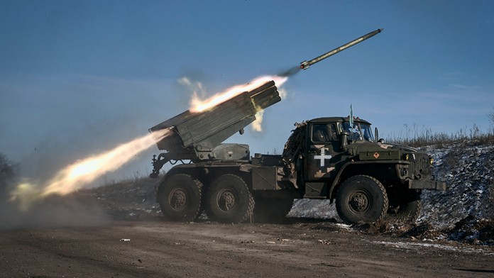 Ukrajinskí vojaci odpaľujú rakety na ruské pozície počas bojov pri meste Soledar.