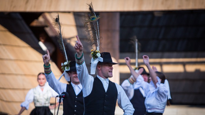 Na snímke vystúpenie folklórneho súboru Urpín počas 52. ročníka Folklórnych slávností pod Poľanou v Detve 8. júla 2017.