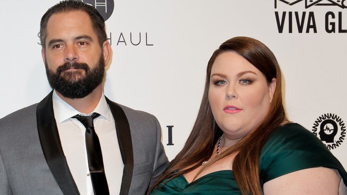 V láske jej nebránia ani kilá navyše. Slávna herečka je zamilovaná až po uši