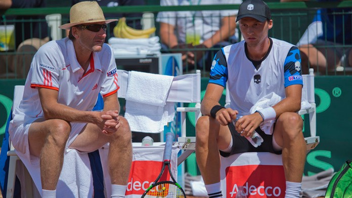 Nehrajúci kapitán Miloš Mečíř a Jozef Kovalík v zápase Davisovho pohára proti Maďarsku.