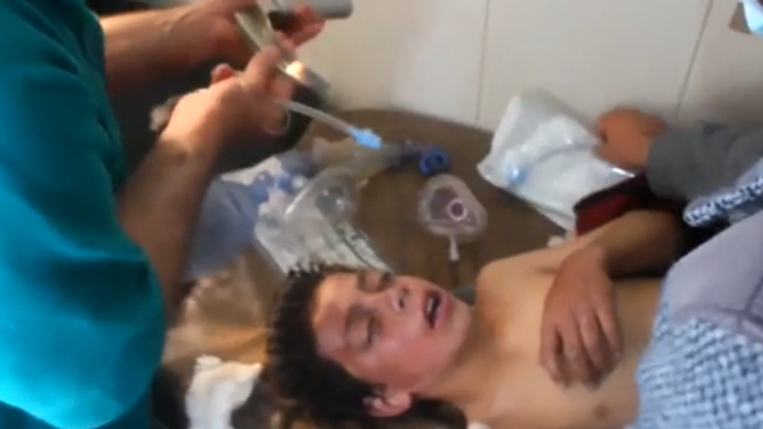 Lekári sa snažia pomôcť jednej z obetí.