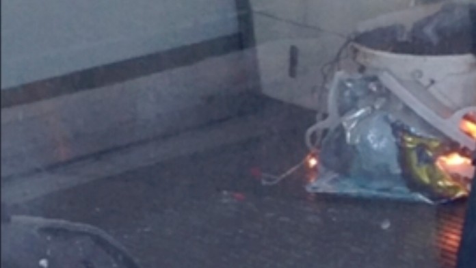 Vedro, v ktorom sa mohla ukrývať výbušnina.