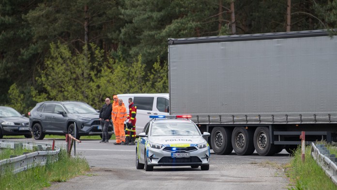 Policajné auto na mieste nehody.