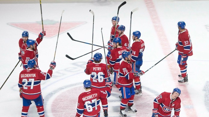 Hráči Montrealu oslavujú triumf nad Floridou, ktorým si zabezpečili postup do play-off.
