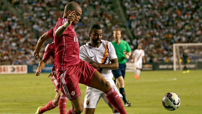 Na archívnej snímke hráč AS Rím Ashley Cole (vpravo) a hráč Realu Madrid Pepe.